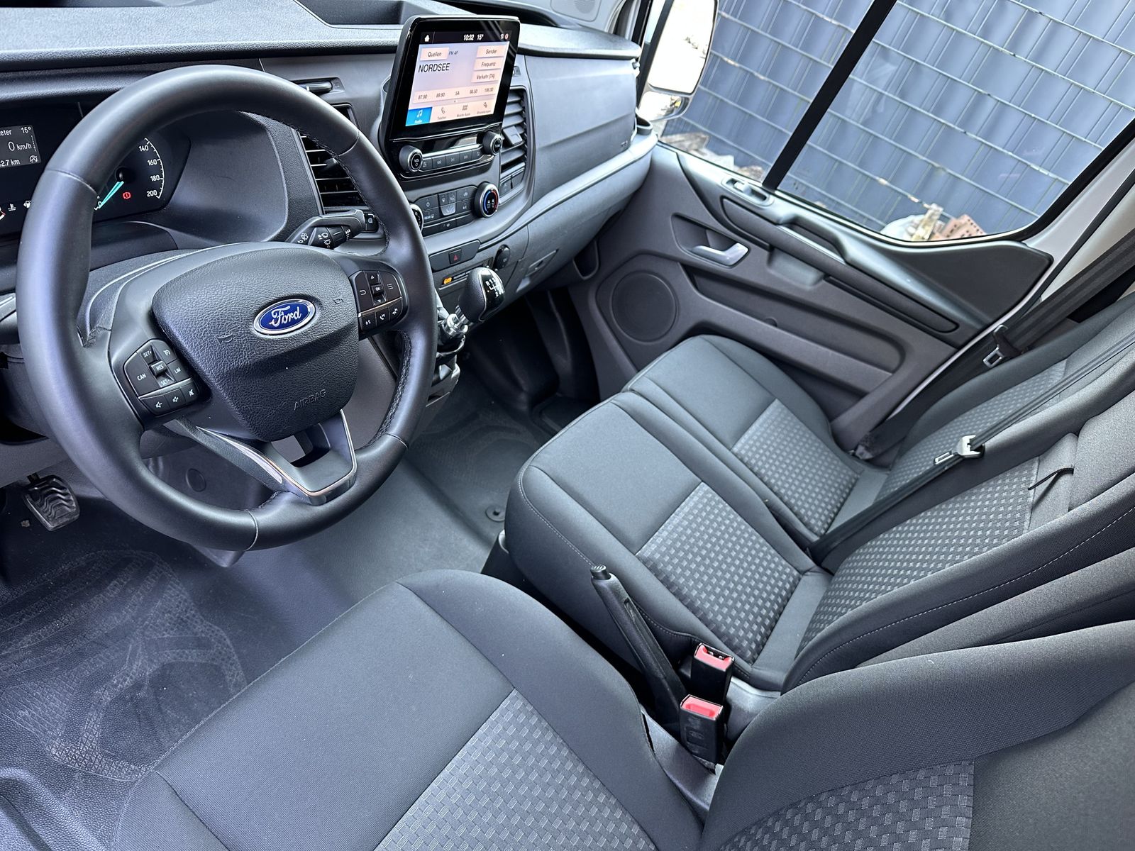 Fahrzeugabbildung Ford Transit Custom 340 L2H1 9-Sitzer AHK+TEMPOMAT+PP