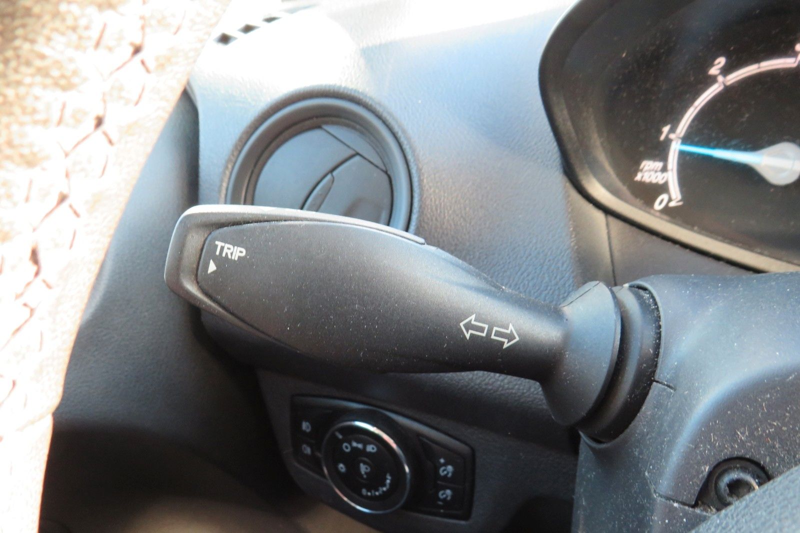 Fahrzeugabbildung Ford Transit Courier KASTEN KLIMA FLÜGEL 1.HD