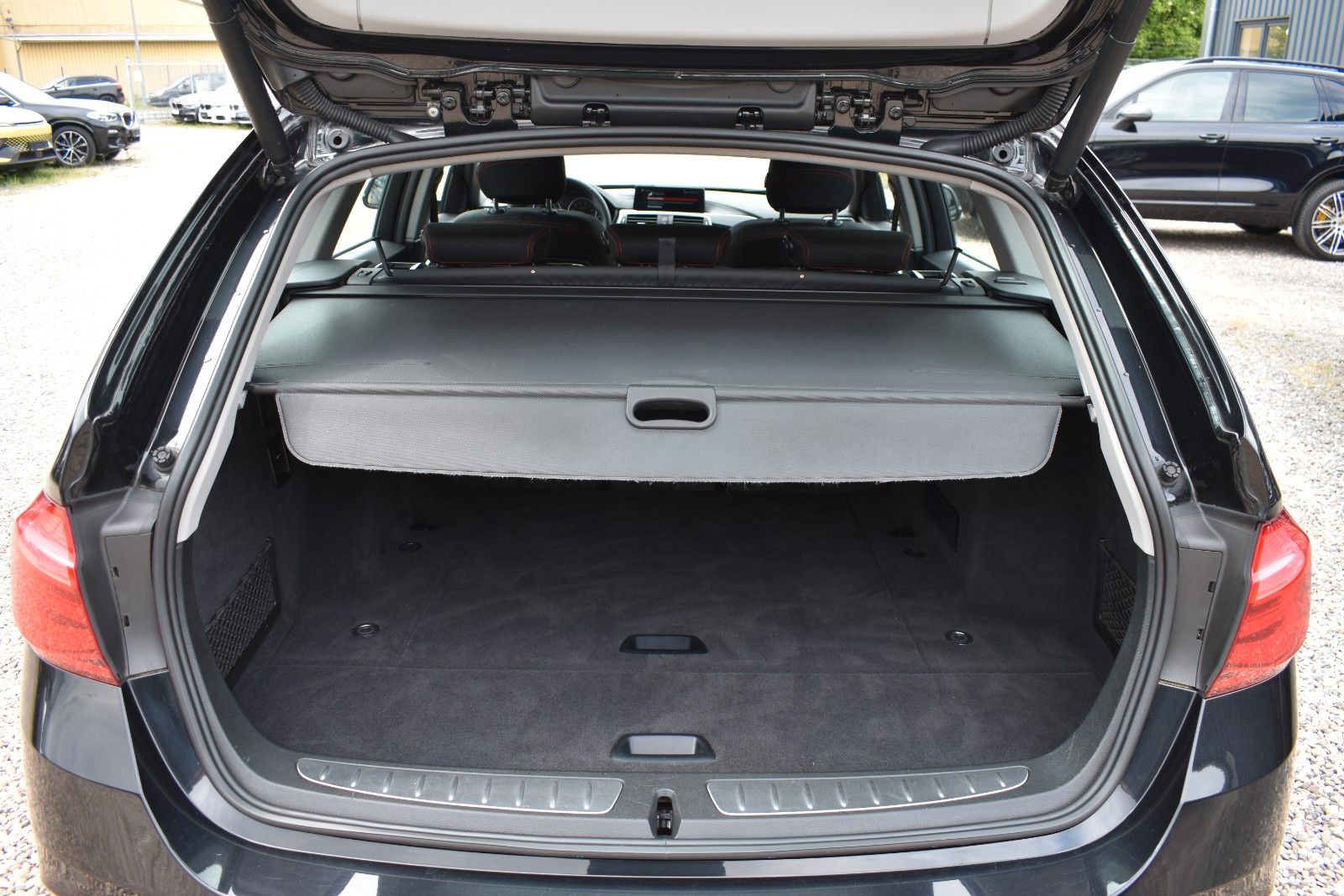 Fahrzeugabbildung BMW 320i Touring Sport Line Sportautom.AHK LED Pano