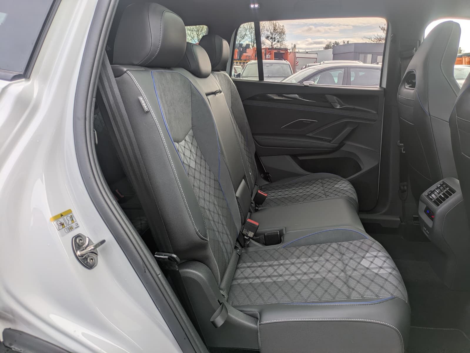 Fahrzeugabbildung Volkswagen Tayron 2.0 TDI 4M R-Line 7Si*MATRIX*AHK*PANO*HUD