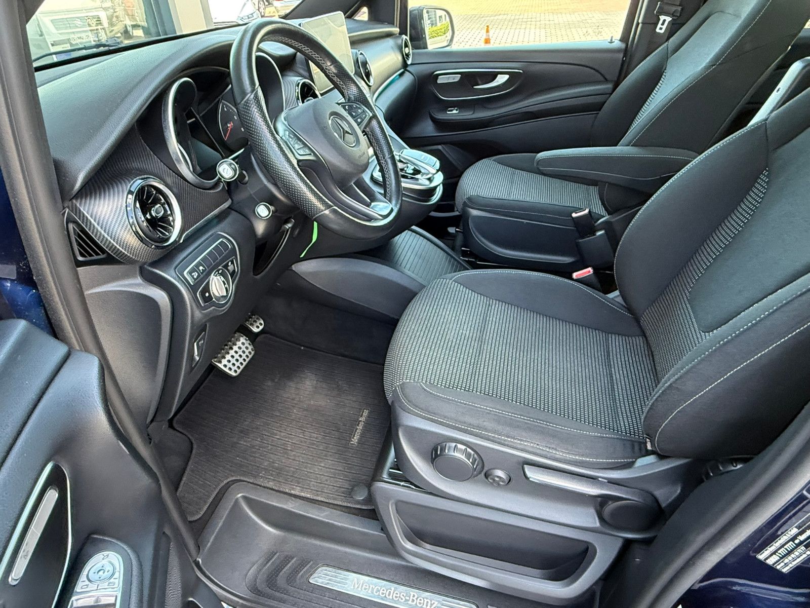 Fahrzeugabbildung Mercedes-Benz V 300 d EDITION 4MATIC lang AMG Line