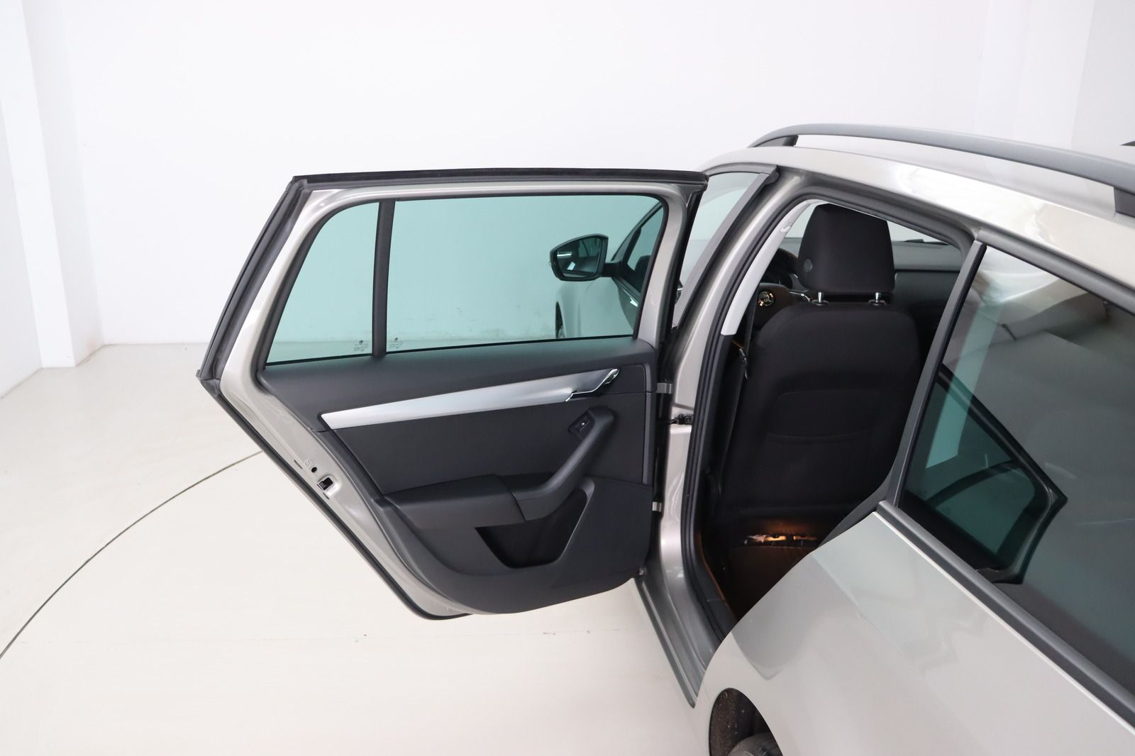 Fahrzeugabbildung SKODA Octavia Combi 2.0 TDI 4 x4 1. Hand Ambition