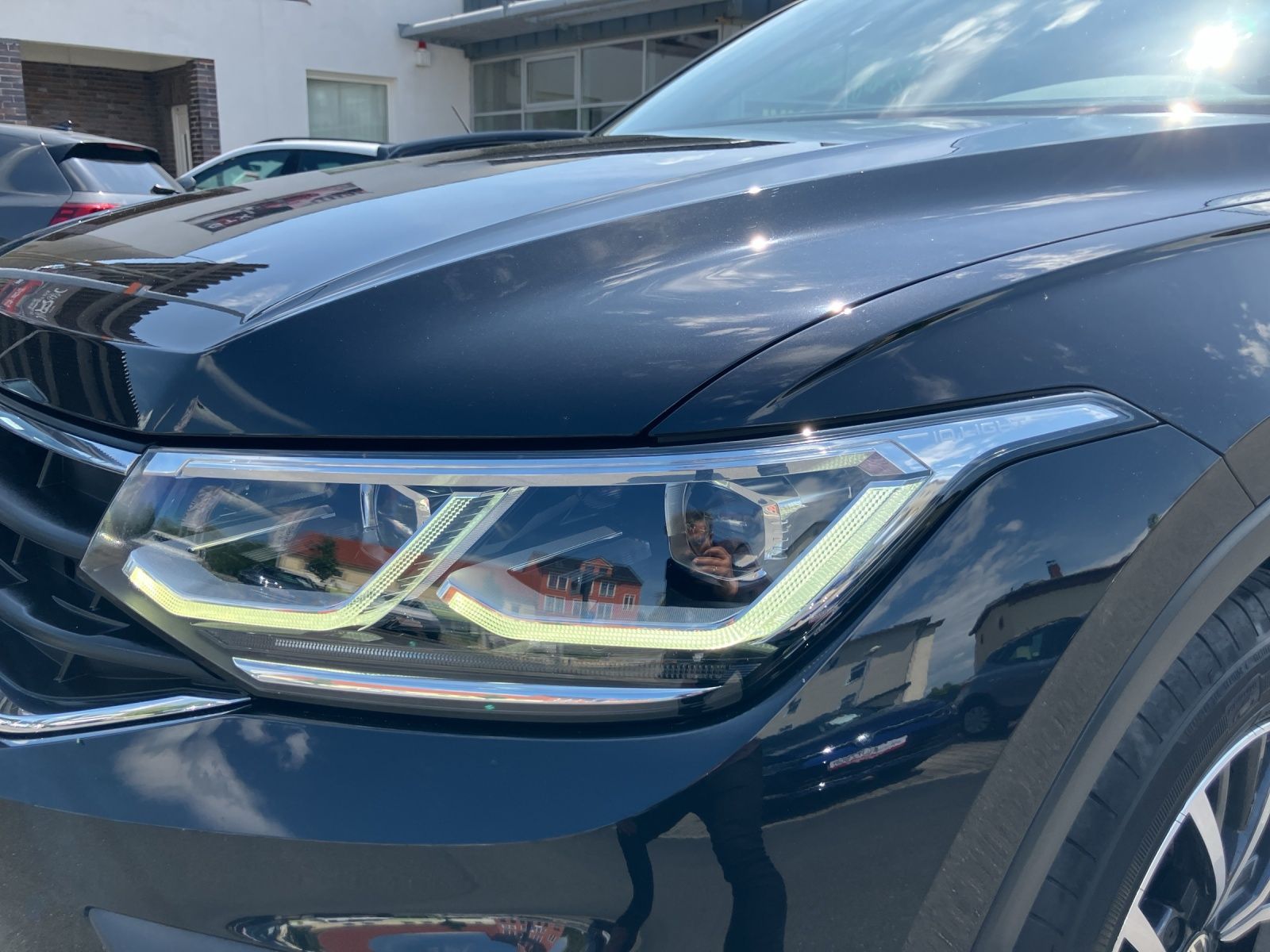 Fahrzeugabbildung Volkswagen Tiguan TSI Life Matrix AHK ACC PDC  SH LM