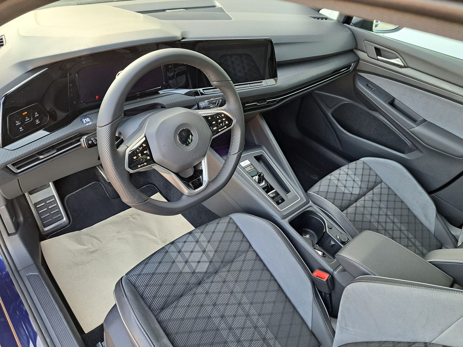 Fahrzeugabbildung Volkswagen Golf VIII 2.0 TDI DSG R-LINE MATRIX-LED NAVI ACC