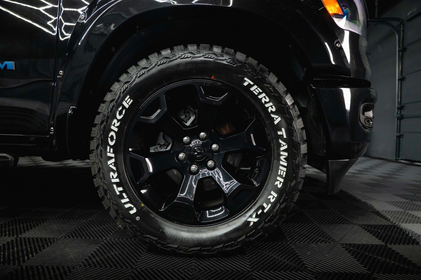 Fahrzeugabbildung Dodge RAM 5.7 V8 HEMI 4x4 OFFROAD Night-Paket LONGBED