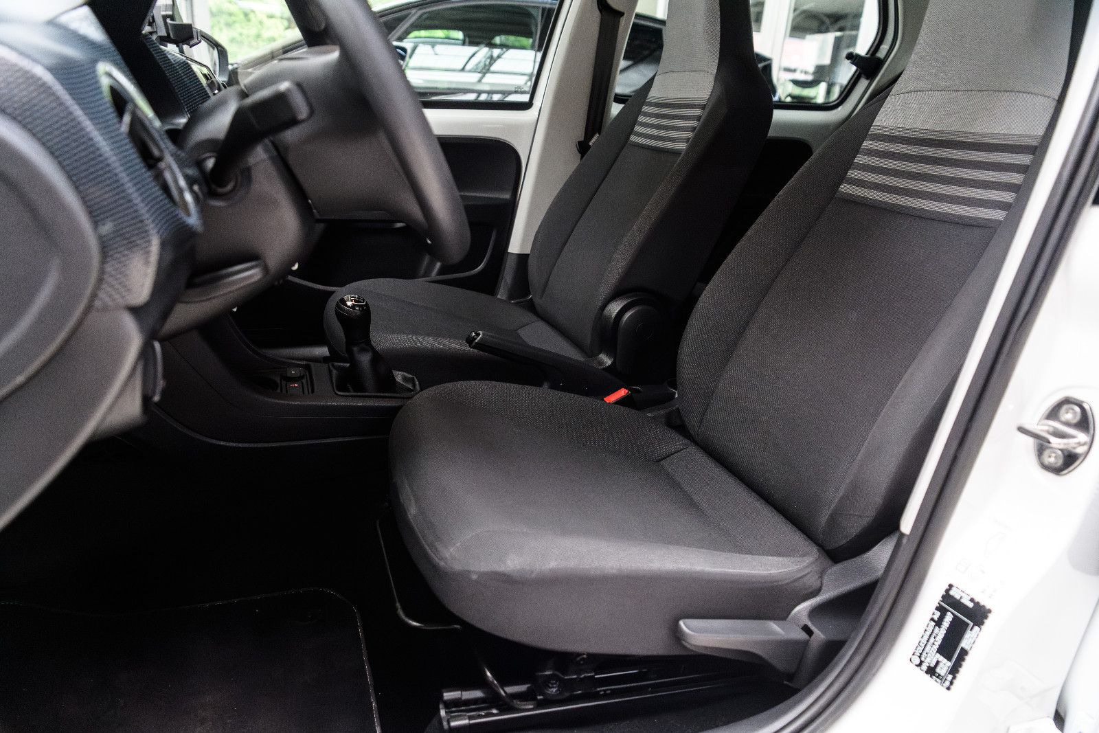 Fahrzeugabbildung Volkswagen up! 1.0l 48kw +4-türig + Maps & More + GJReifen