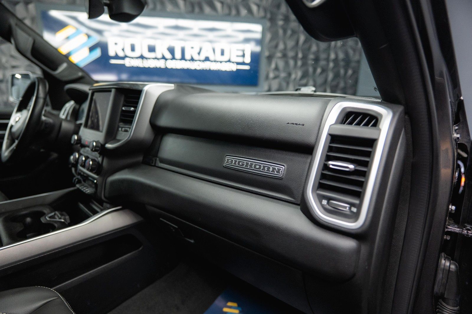 Fahrzeugabbildung Dodge RAM 5.7 V8 HEMI 4x4 OFFROAD NIGHT-Edition LED
