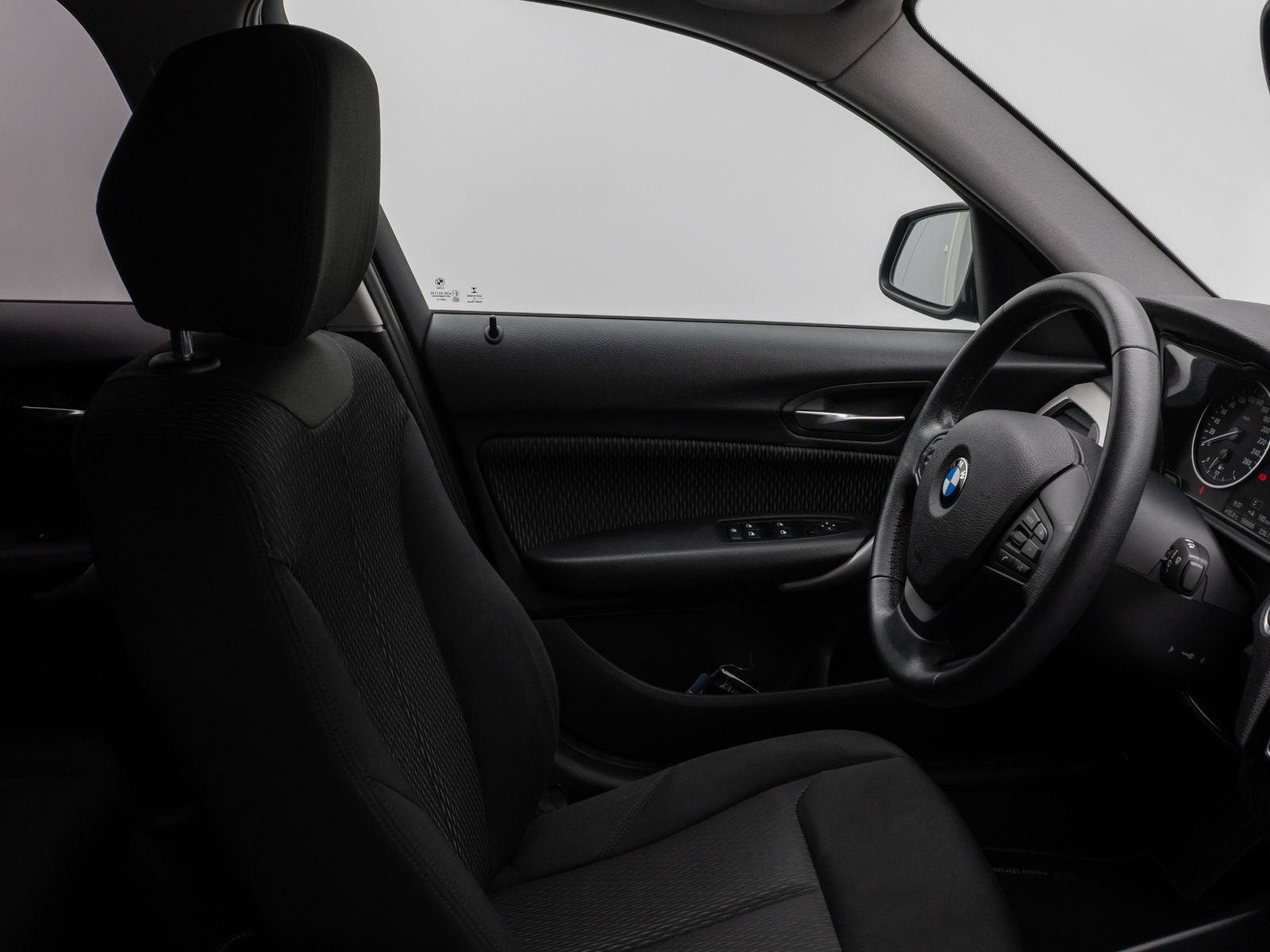 Fahrzeugabbildung BMW 118i Parkassist Sitzheizg USB Regensensor 8fach