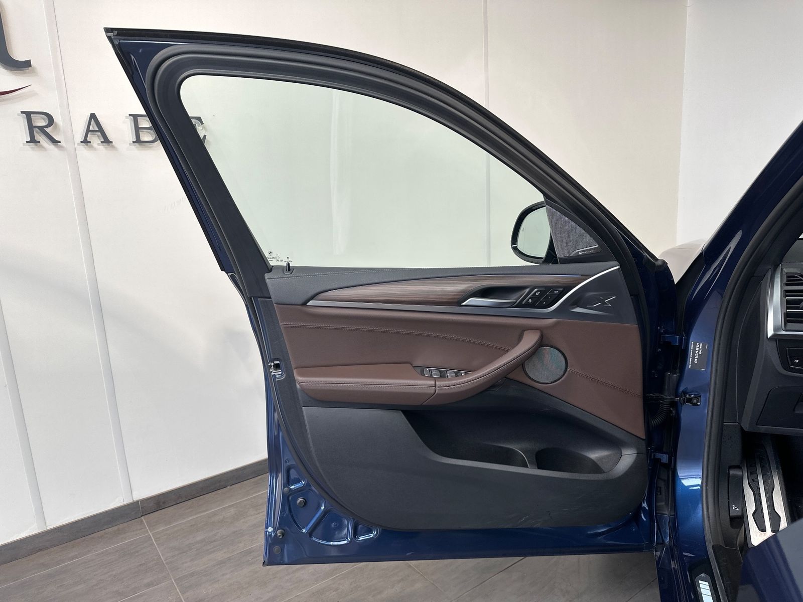 Fahrzeugabbildung BMW iX3 Impressive M-Sport NAV+LED+PANO+AHK+HUD+20ZO