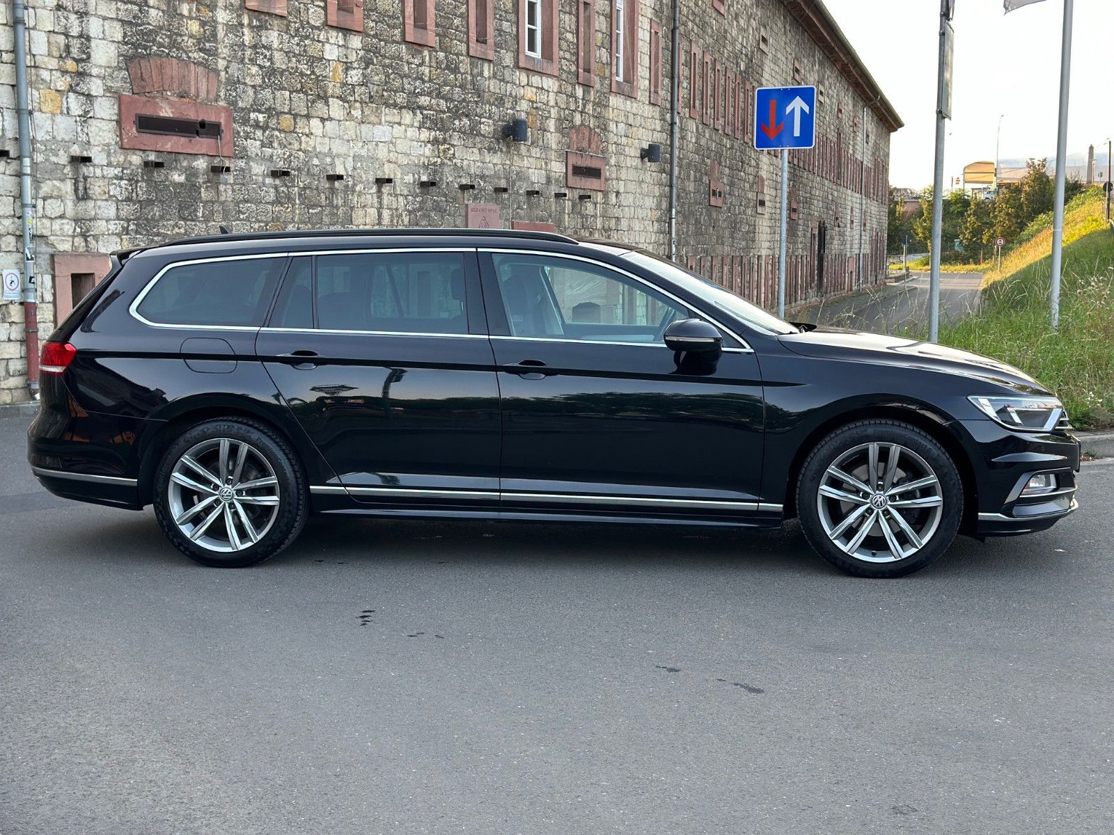 Fahrzeugabbildung Volkswagen PASSAT VARIANT R-LINE COMFORTLINE BMT*1.HAND+CAM