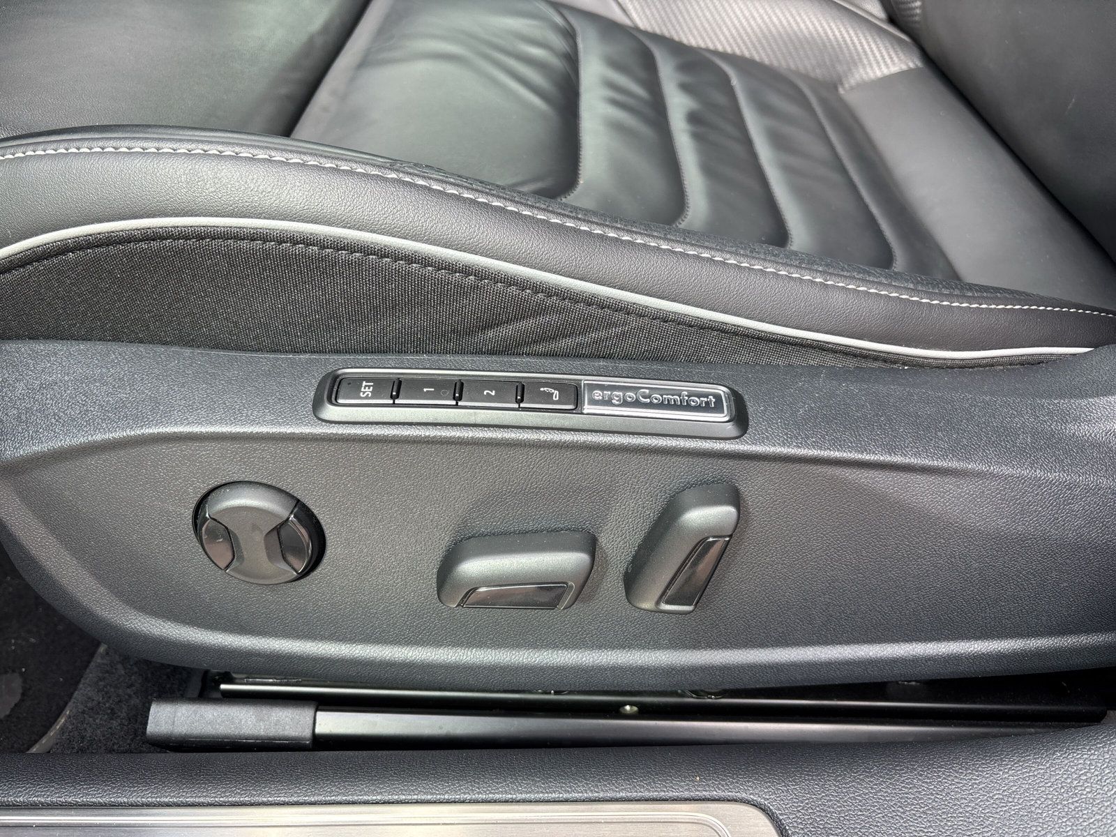 Fahrzeugabbildung Volkswagen Arteon Shooting Brake R-Line Keyless DCC Ambient