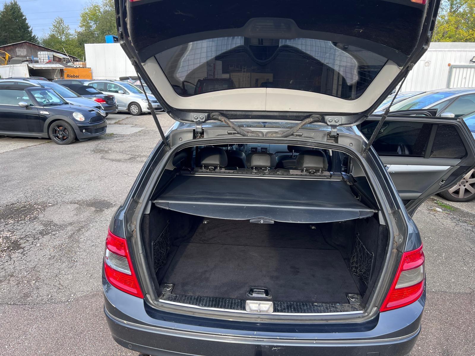 Mercedes-Benz C200 2010 — photo 11