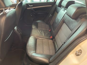 Skoda Octavia Combi Elegance DSG *NAVI*XENON*PDC*