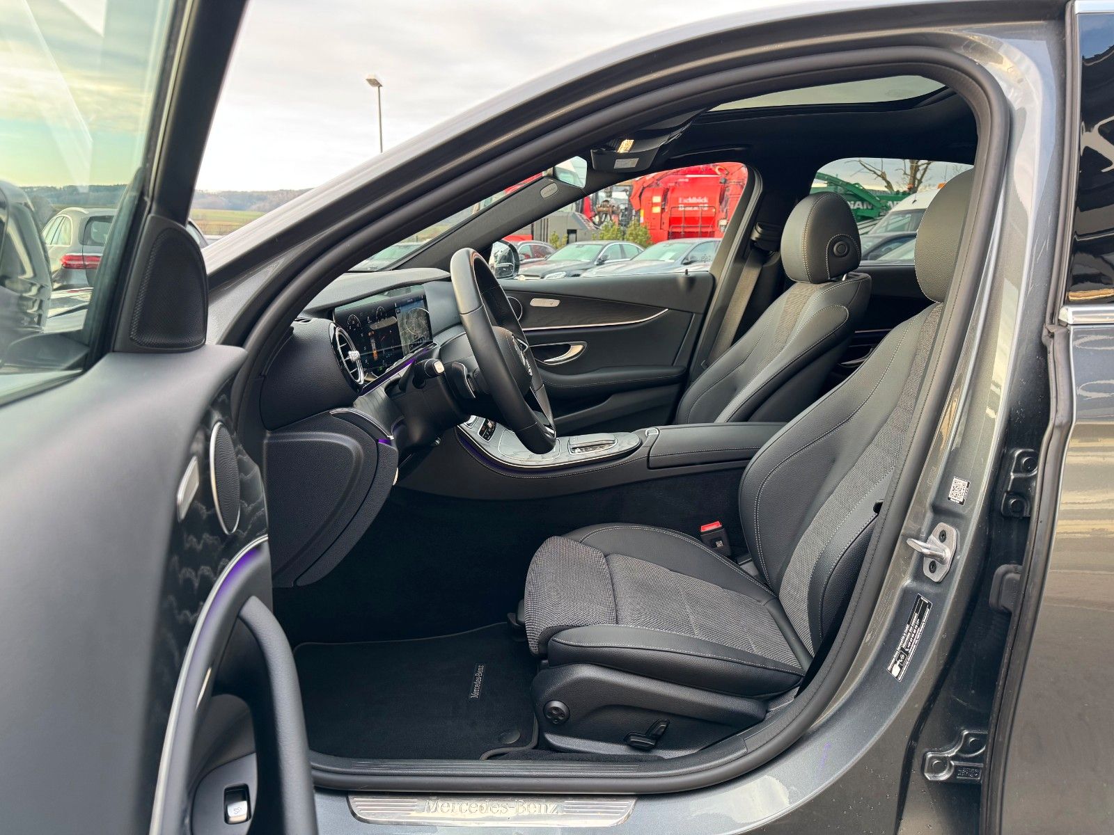 Fahrzeugabbildung Mercedes-Benz E 220d Avantgarde+Distr+Pano+AHK+MultiB+Ambiente