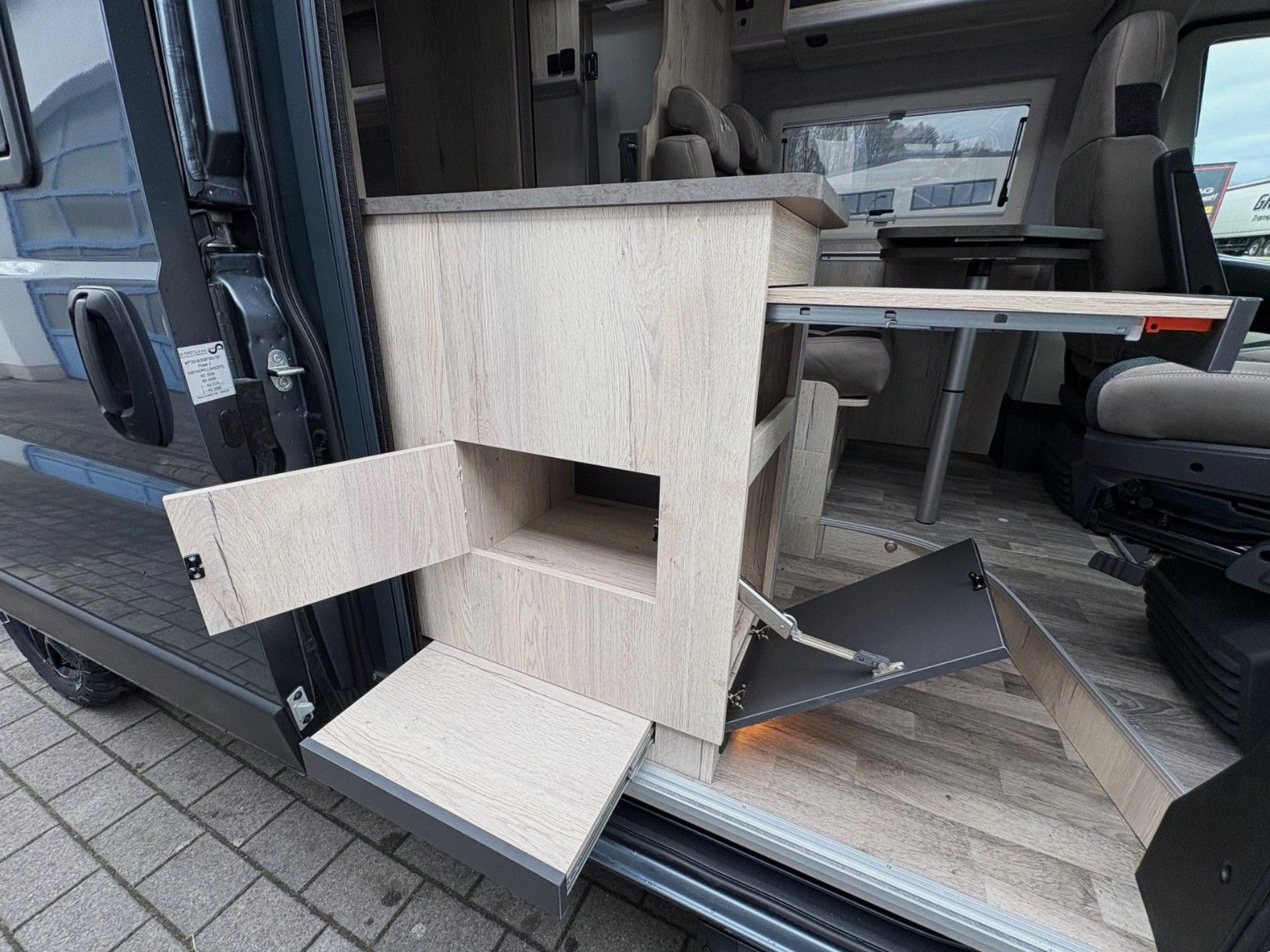 Fahrzeugabbildung MegaMobil 600 Classic - TV-Lithium-Solar-AHK-Media-18