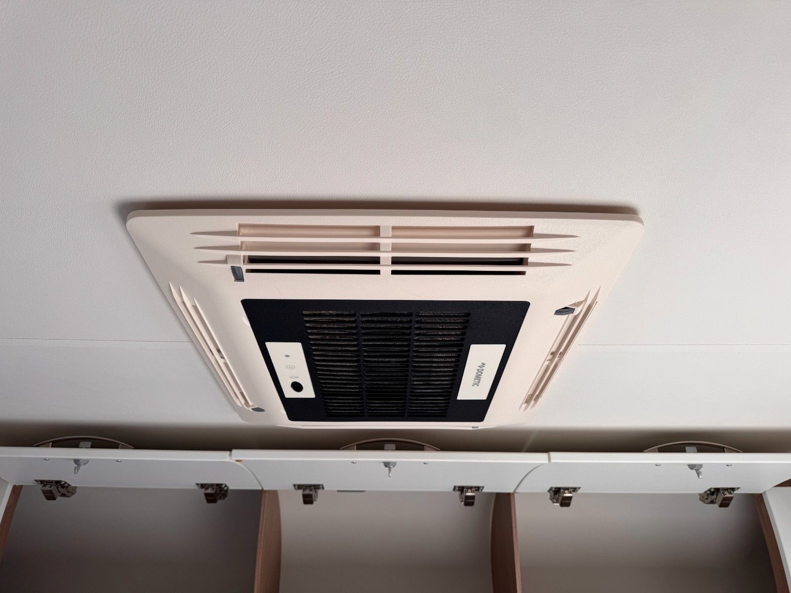 Fahrzeugabbildung Carado T338 *EDITION15 *HUBBETT *KLIMA *AHK