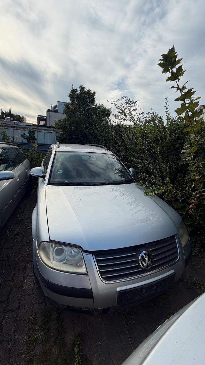 Volkswagen Passat 2005 — rear view
