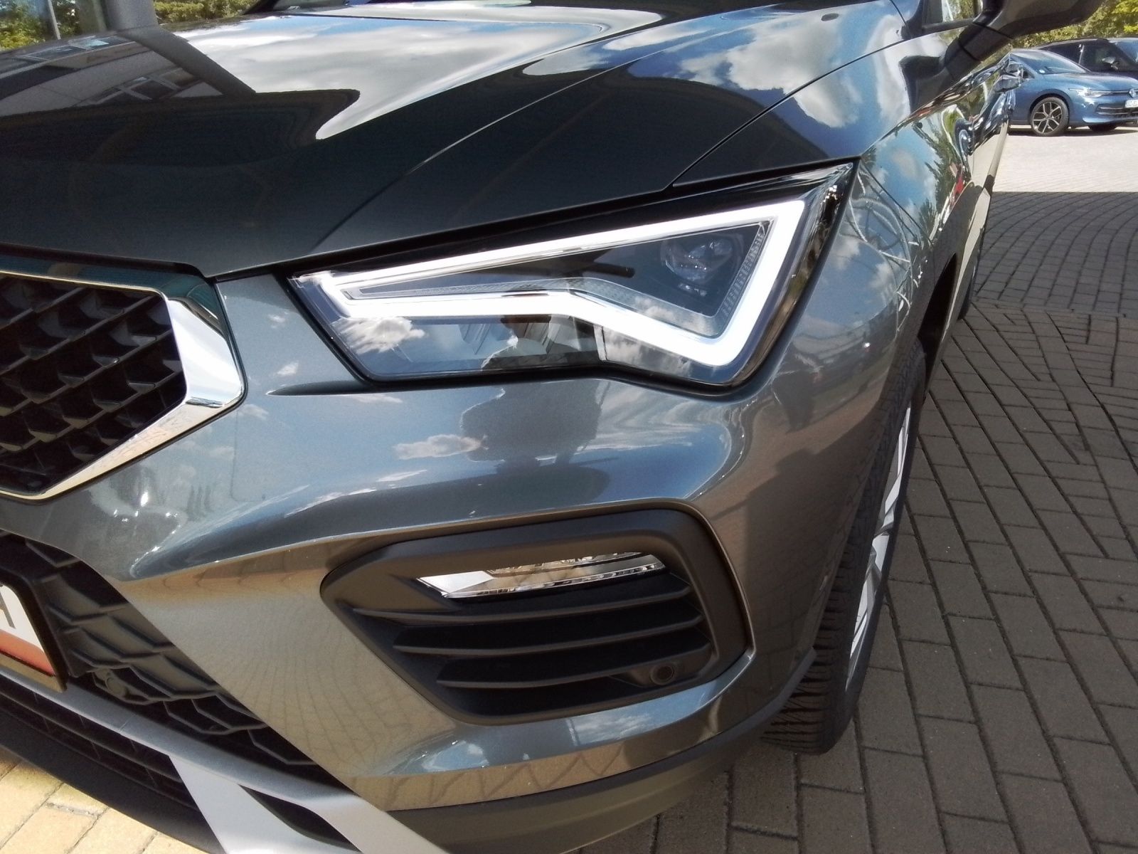Fahrzeugabbildung SEAT Ateca TSI Style LED Navi ACC RFK SH App LM