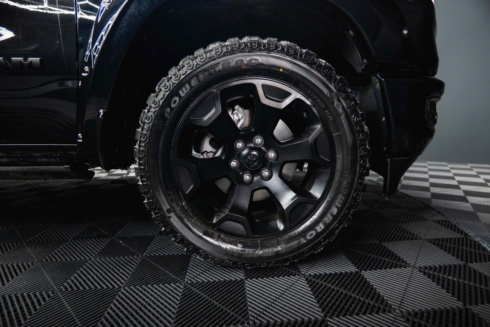 Fahrzeugabbildung Dodge RAM 5.7 V8 HEMI 4x4 OFFROAD Night Limited 19%