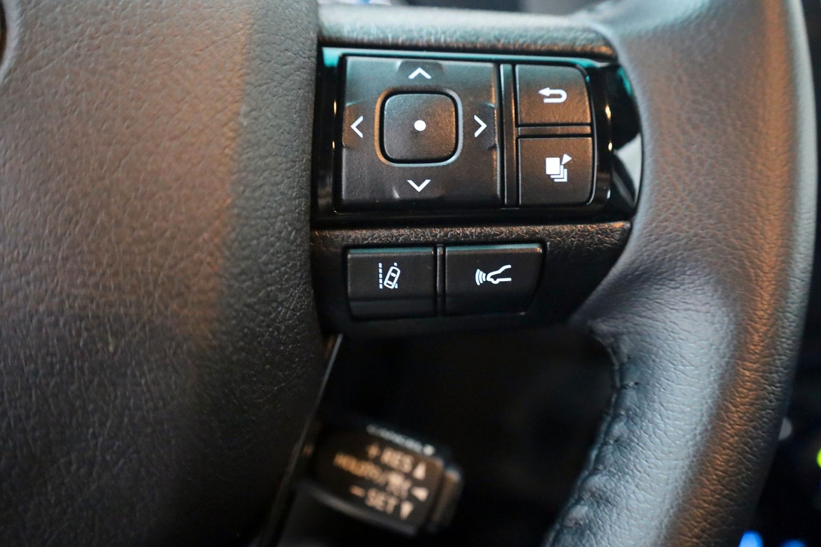 Fahrzeugabbildung Toyota Hilux 2.8 D-4D Invincible,Rollbügel,Rolo,ACC,AHK