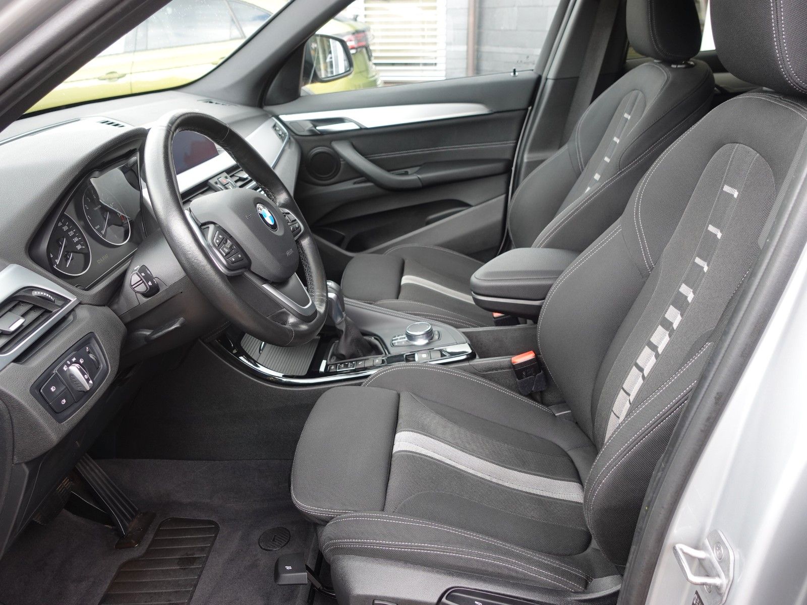 Fahrzeugabbildung BMW X1 xDrive20i A Sport Line
