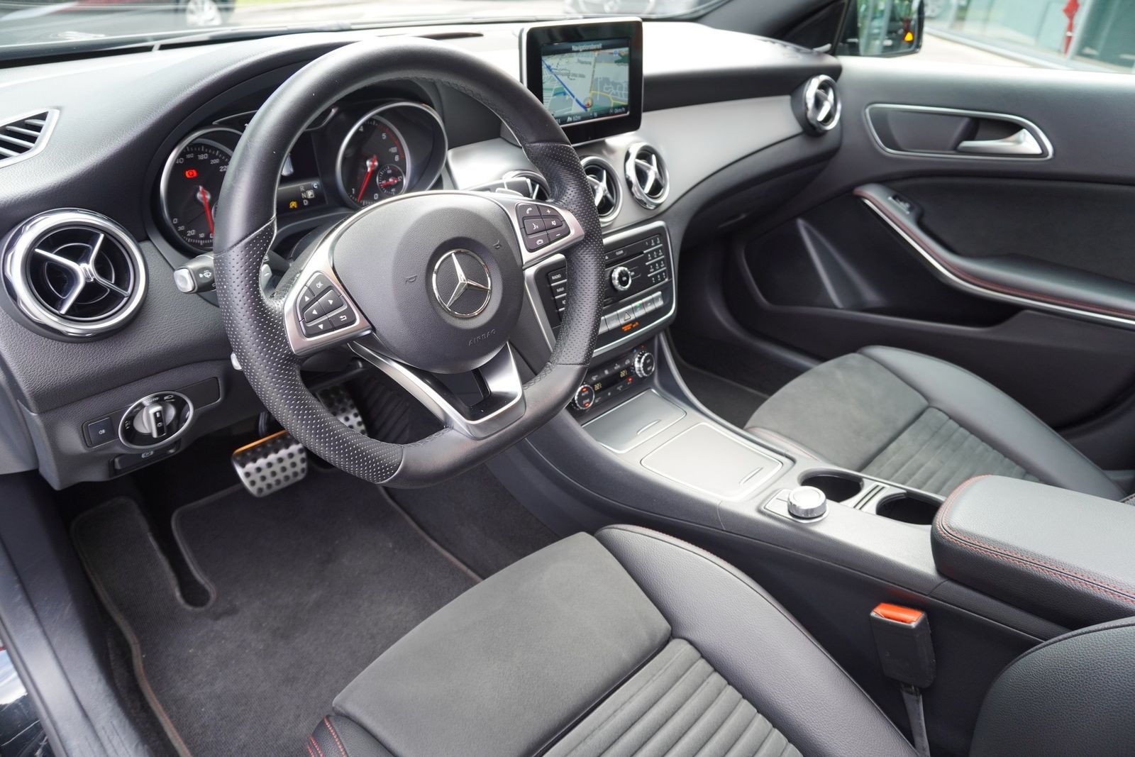 Mercedes-Benz GLA 220d AMG Line LED Navi Pano AHK 360 SHZ foto 10