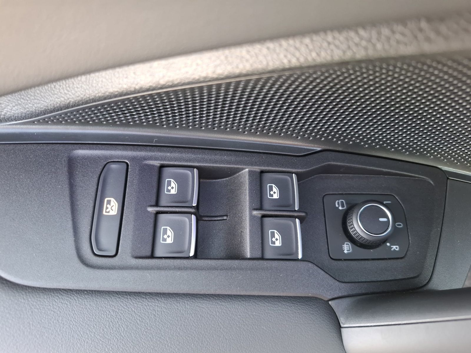 Fahrzeugabbildung Volkswagen Tiguan 2.0 TDI R-Line 4M Pano*Black*Matrix*AHK
