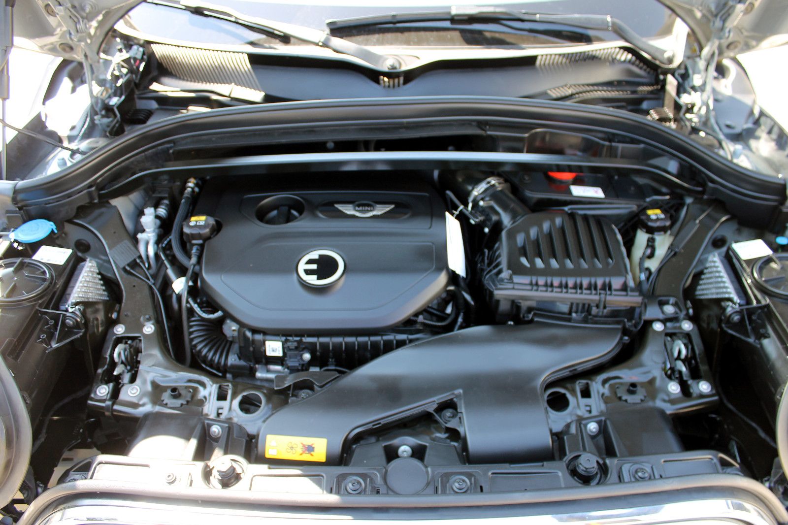 Fahrzeugabbildung MINI Cooper SE Countryman All4 Steptr. LED PDC Temp.