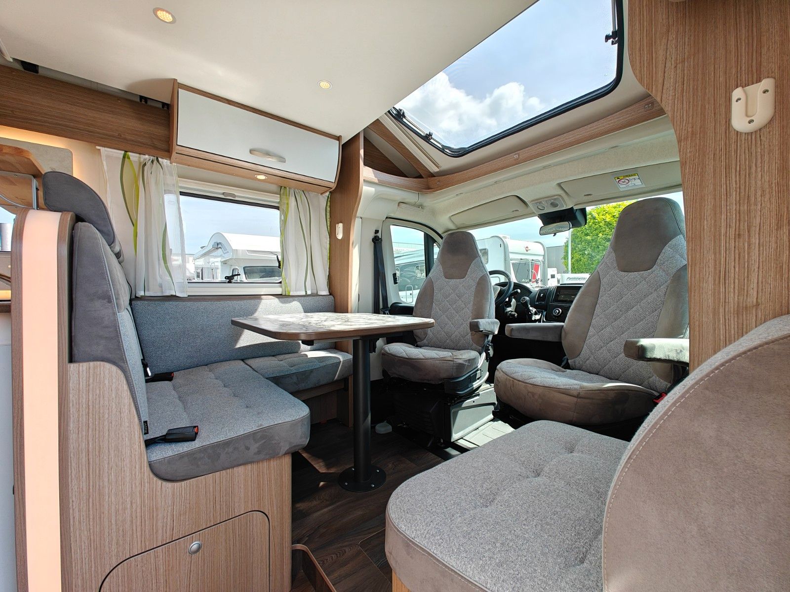 Fahrzeugabbildung Carado T-447 Clever+ Edition - SAT, TV, A/T, Hubbett -