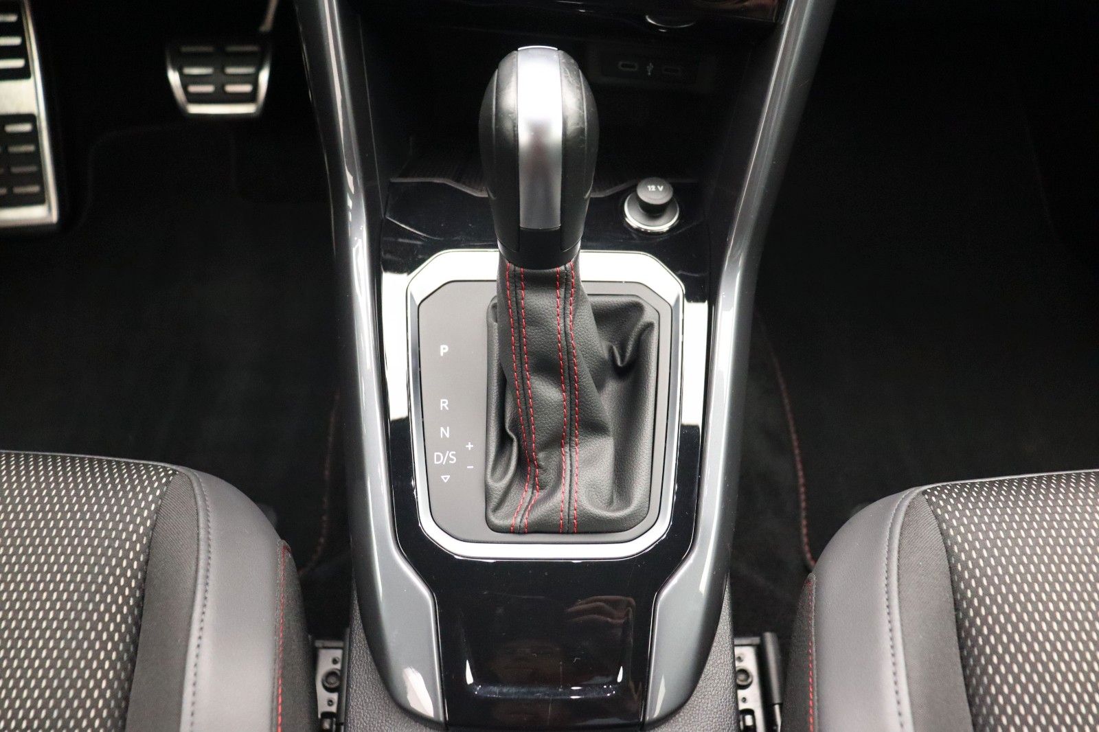 Fahrzeugabbildung Volkswagen T-Roc Sport  ACC Navi DSG LED