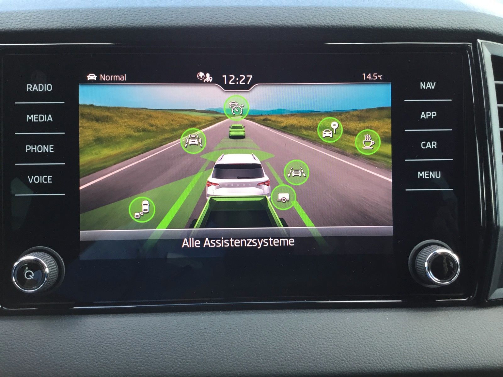 Fahrzeugabbildung SKODA Karoq 2.0l TSI DSG 4x4 Sportline+AHK+Matrix+Pano