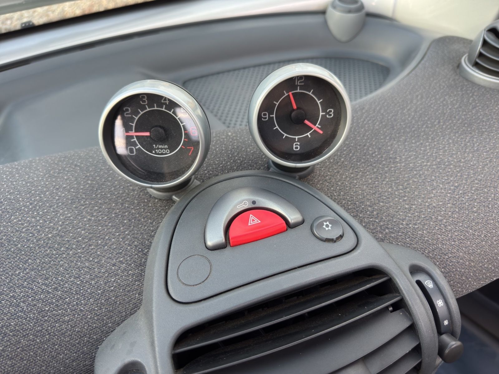 Fahrzeugabbildung Smart ForTwo cabrio Basis/Klimaanlage/Radio/TÜV