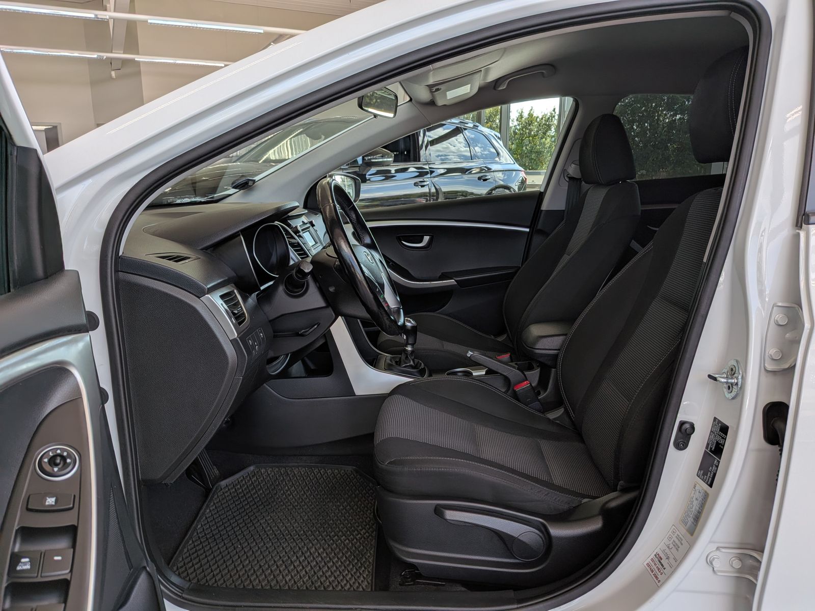 Fahrzeugabbildung Hyundai i30 1.6 Classic PDC Tempomat Bluetooth LHz SHz