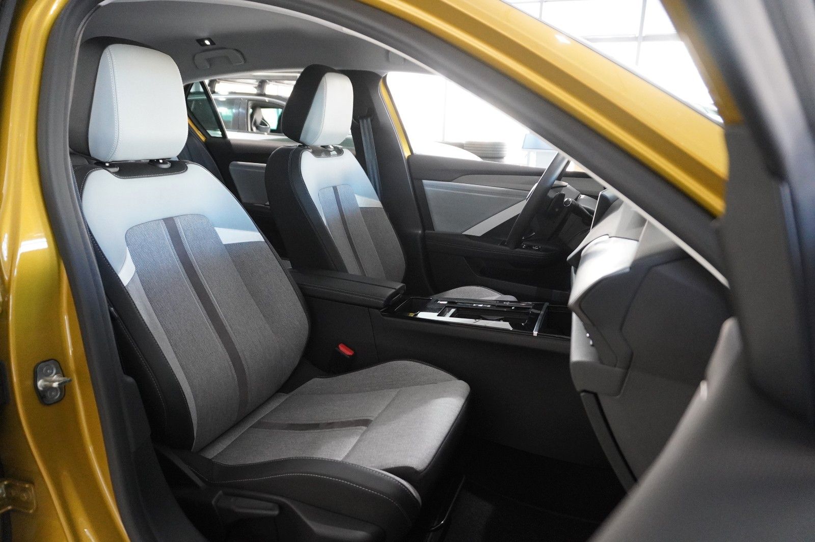 Fahrzeugabbildung Opel Astra L Lim. 1.6 HYBRID ELEGANCE NAVI/LED/SH/AHK