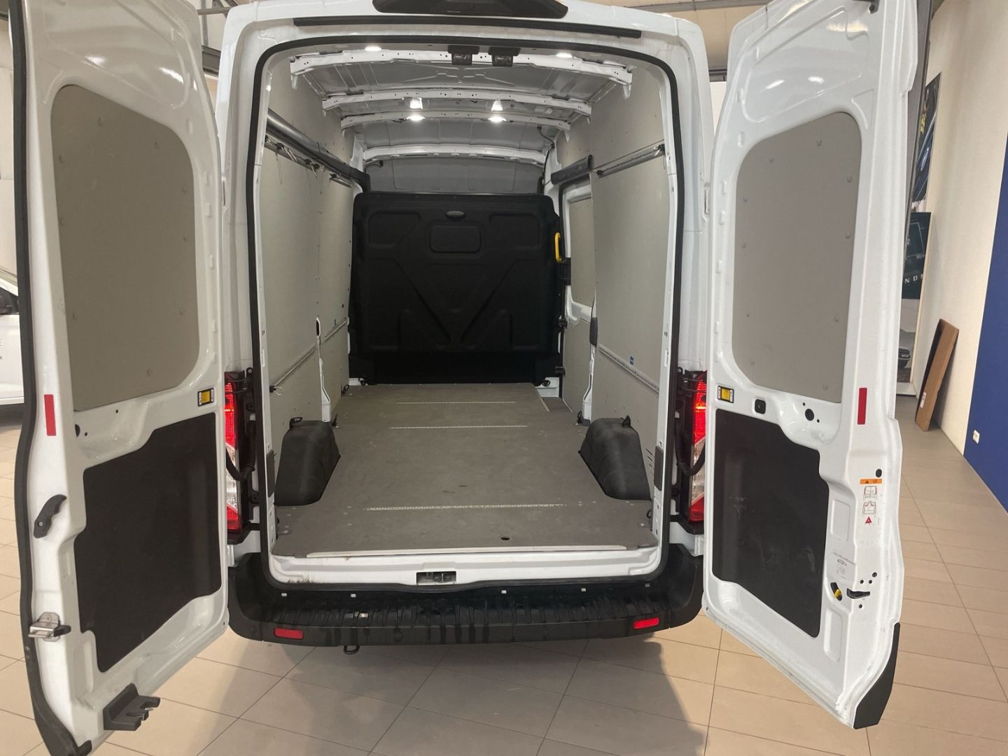 Fahrzeugabbildung Ford Transit Kasten E 350 L3 Trend Elektrom. Navi Kli
