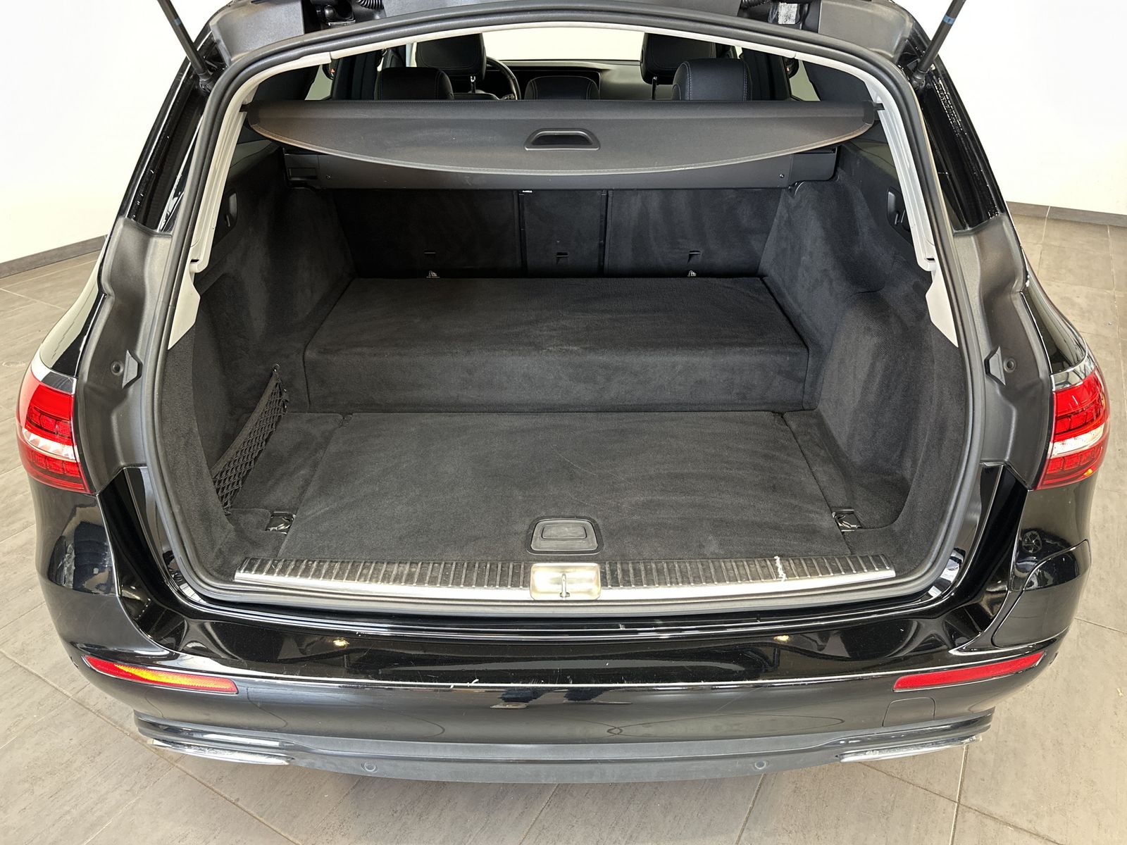 Fahrzeugabbildung Mercedes-Benz E 300de T Avantgarde NAV+LED+KAM+WIDE+CARPLAY+PP