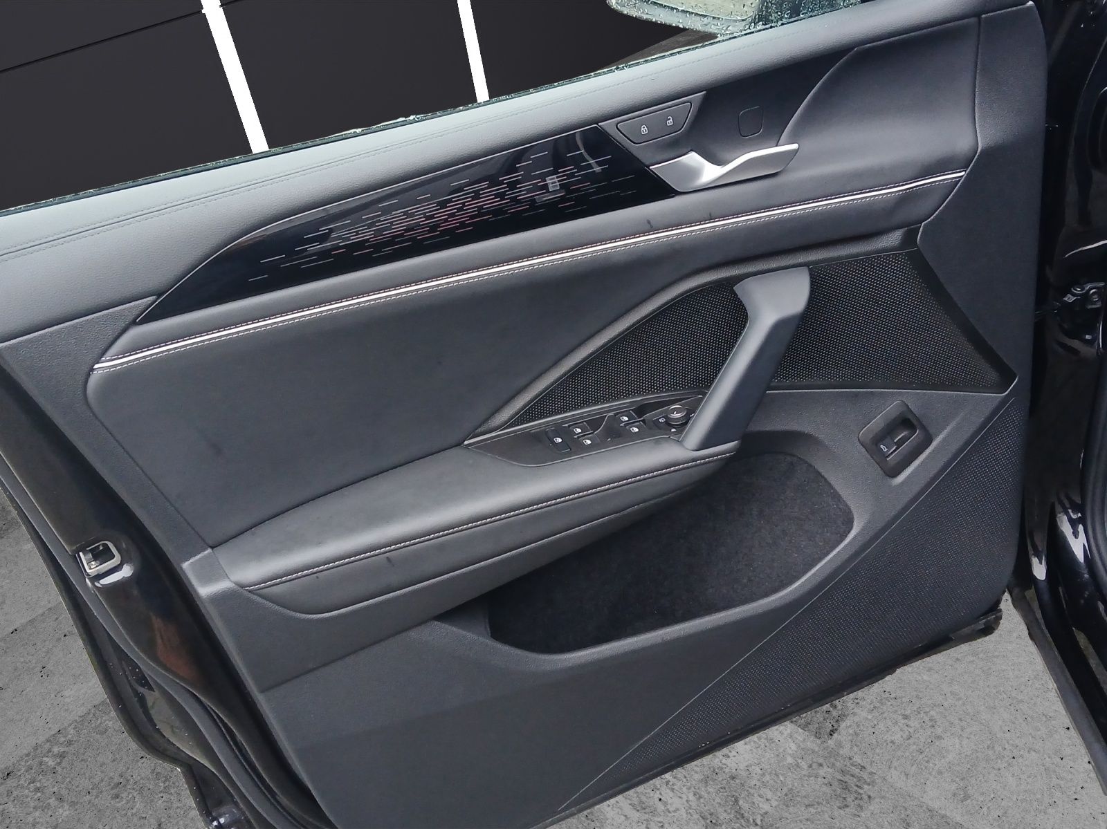 Fahrzeugabbildung Volkswagen Tiguan eTSI Elegance DSG Matrix AHK Navi AID ACC