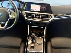 Fahrzeugabbildung BMW 318i T Sport Line LED*Tempomat*Kessy*Navi AHK Sh