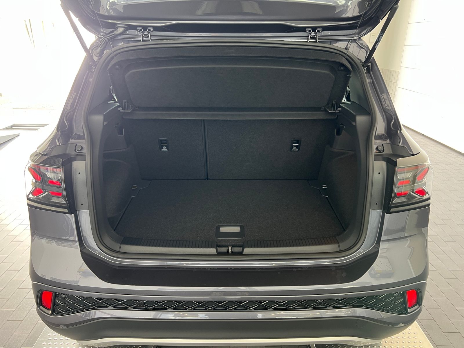 Fahrzeugabbildung Volkswagen T-Cross R-Line 1.5 TSI DSG *AHK,IQ.LIGHT,ACC,App