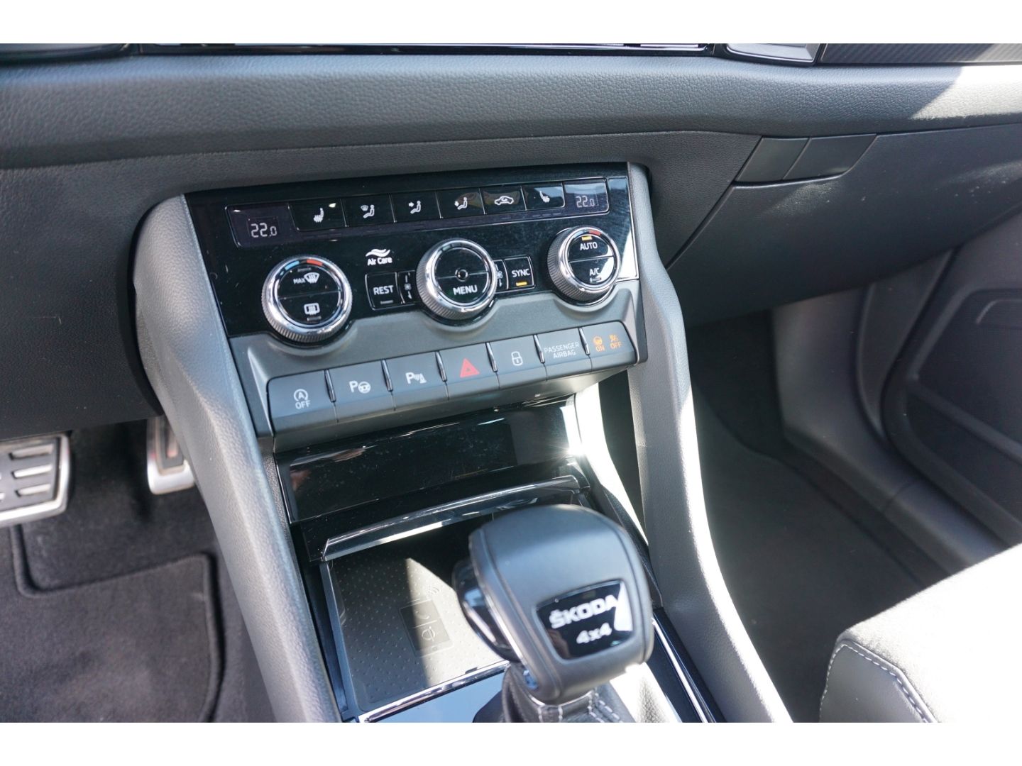 Skoda Kodiaq 2.0 TDI Sportline 4x4 DSG AHK Navi LED AC foto 25