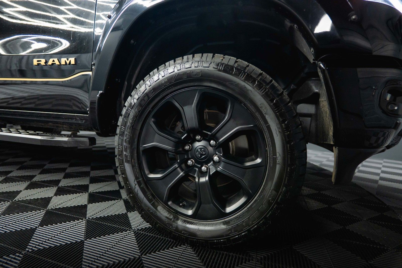 Fahrzeugabbildung Dodge RAM 5.7 V8 HEMI 4x4 OFFROAD NightPaket AXLE LOCK