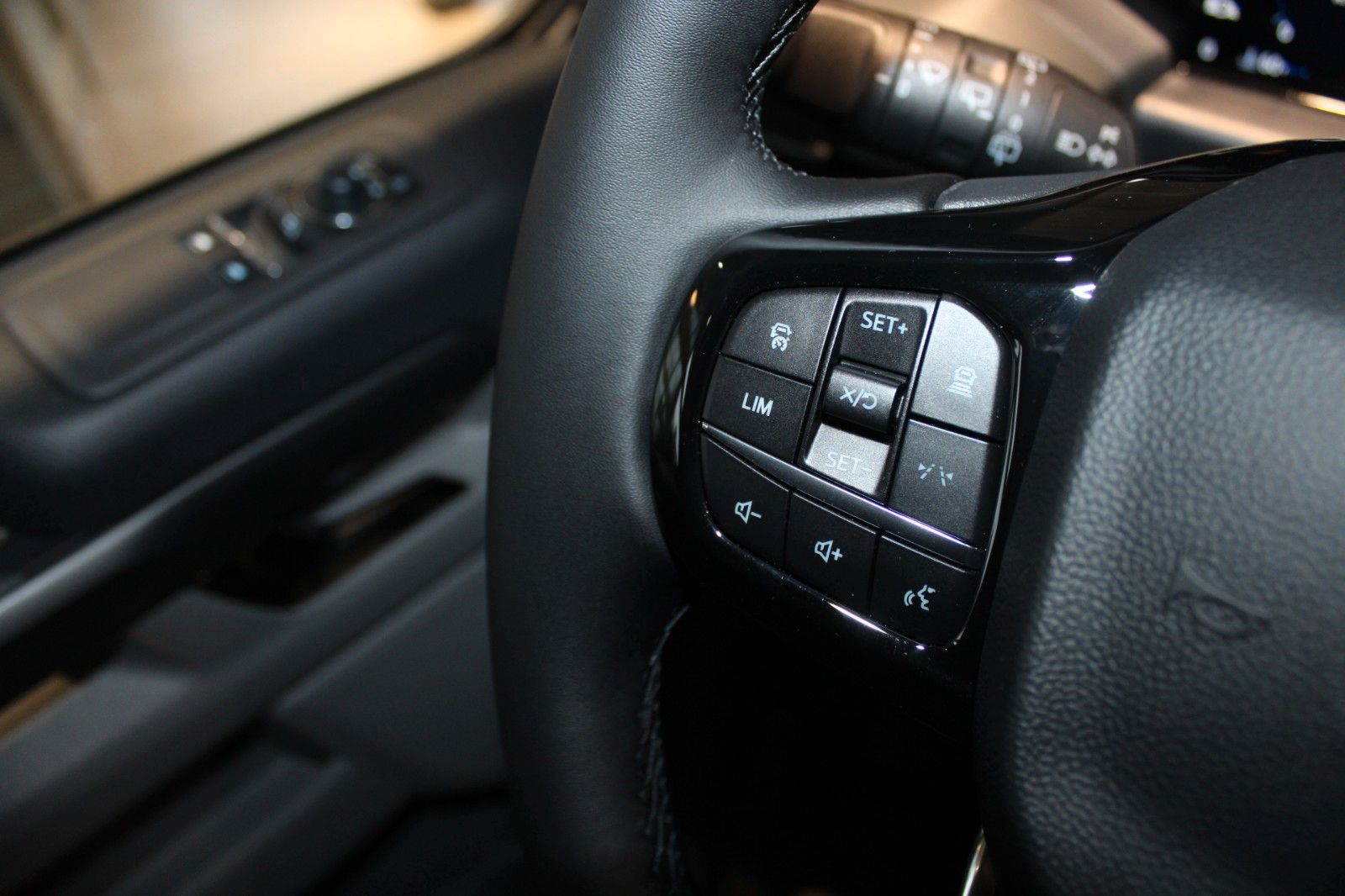 Fahrzeugabbildung Ford Tourneo Custom Automatik L1 SPORT mit AHK + GJR