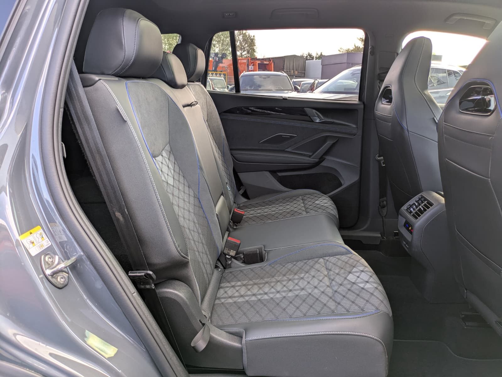 Fahrzeugabbildung Volkswagen Tayron 2.0 TDI 4M R-Line BLACK*7Si*MATRIX*PANO