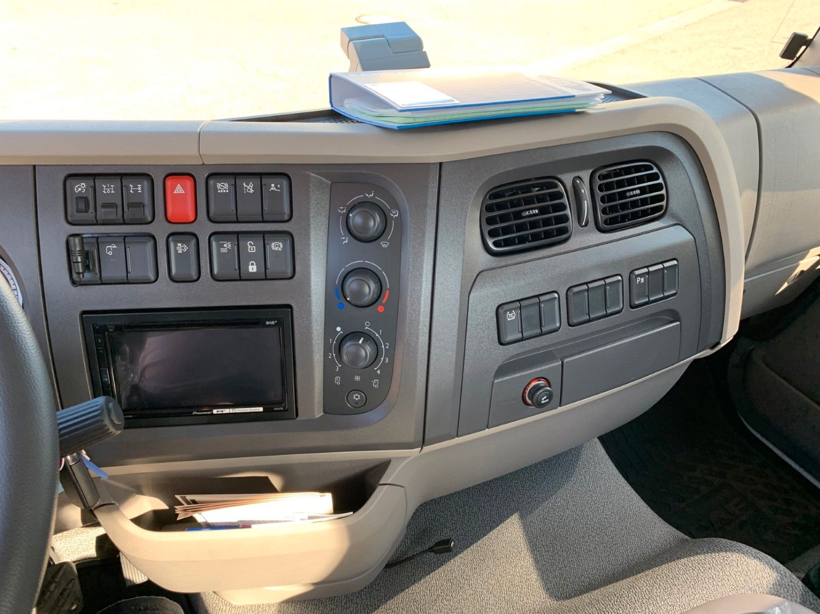 Fahrzeugabbildung DAF LF 310 18t VDL Absetzkipper