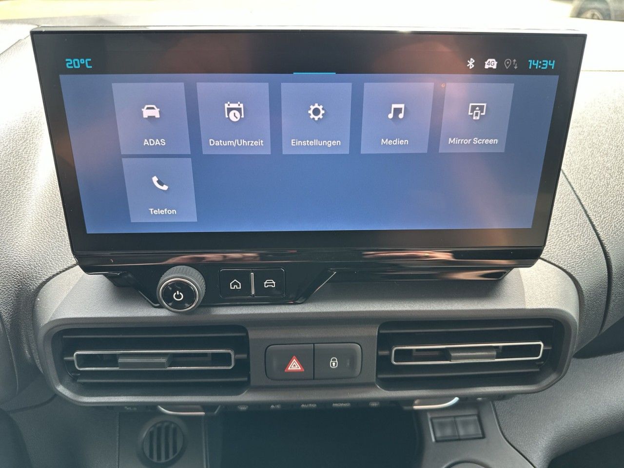 Fahrzeugabbildung Citroën Berlingo MPV Plus XL - mit KI generiert/bearbeitet