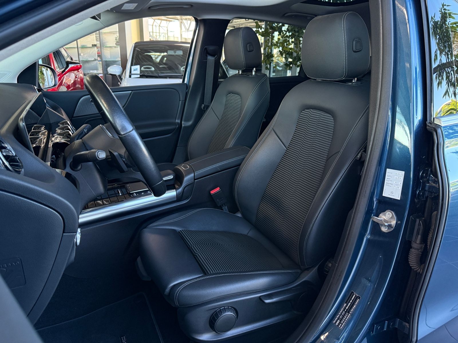 Fahrzeugabbildung Mercedes-Benz B 220 4Matic PANO LED NAV RFK SHZ ALU