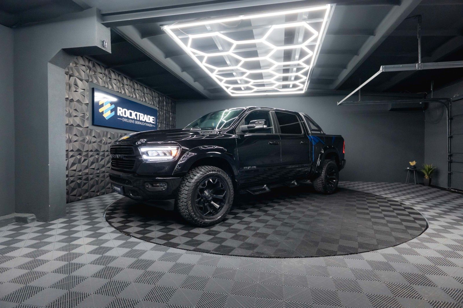Fahrzeugabbildung Dodge RAM 5.7 V8 HEMI 4x4 OFFROAD Night Unfallfrei LED