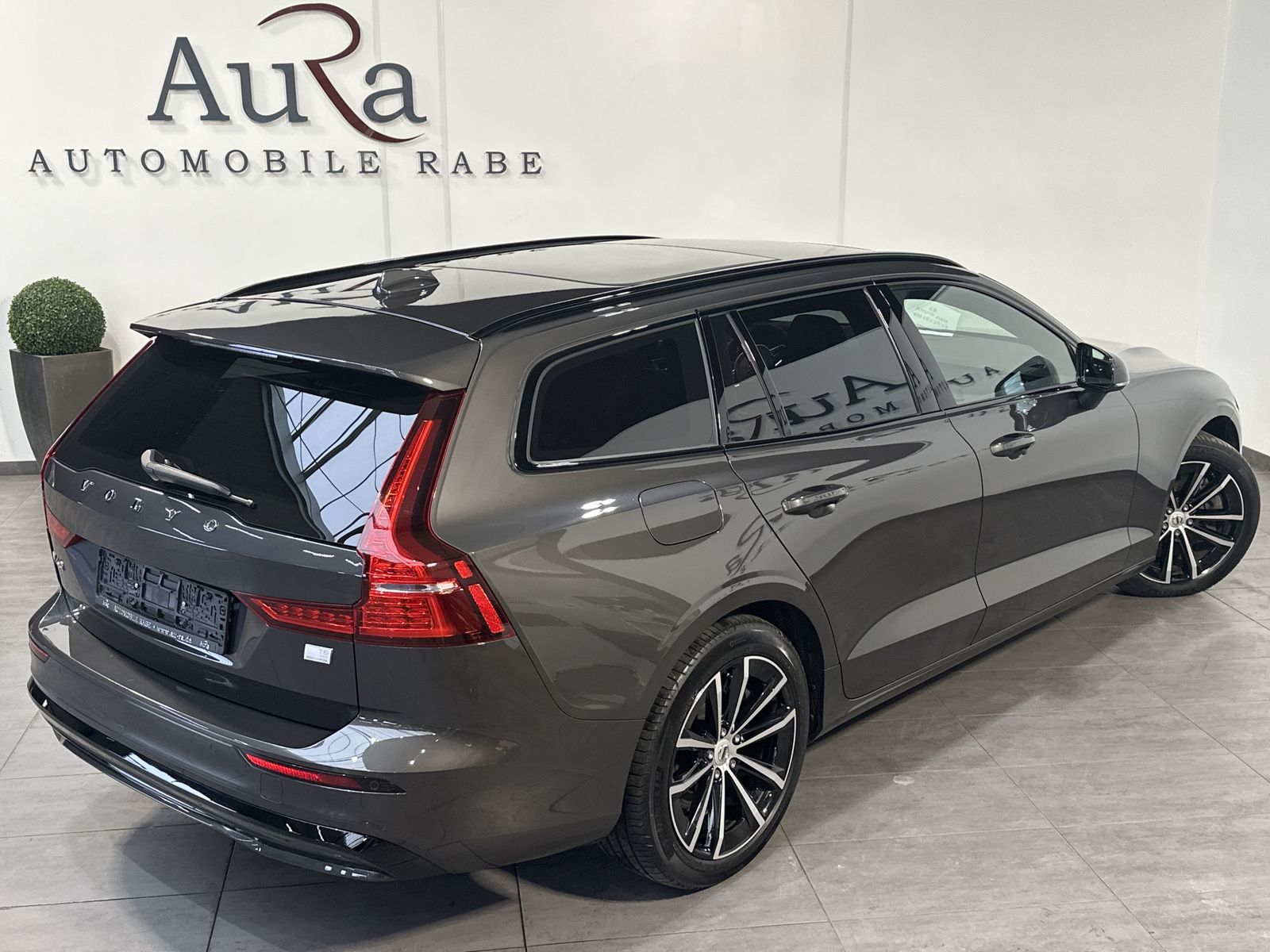 Fahrzeugabbildung Volvo V60 Ultimate Plug-In Hybrid AWD NAV+LED+PANO+ACC