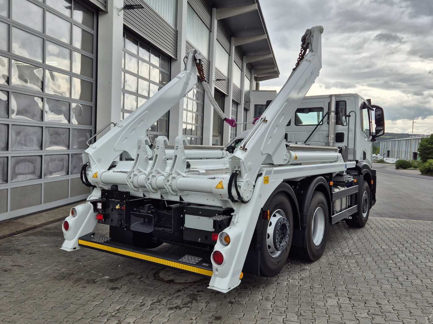 Fahrzeugabbildung Iveco X-Way AD280X42Y/PS 6x2 Meiller 16. T Funk Lift