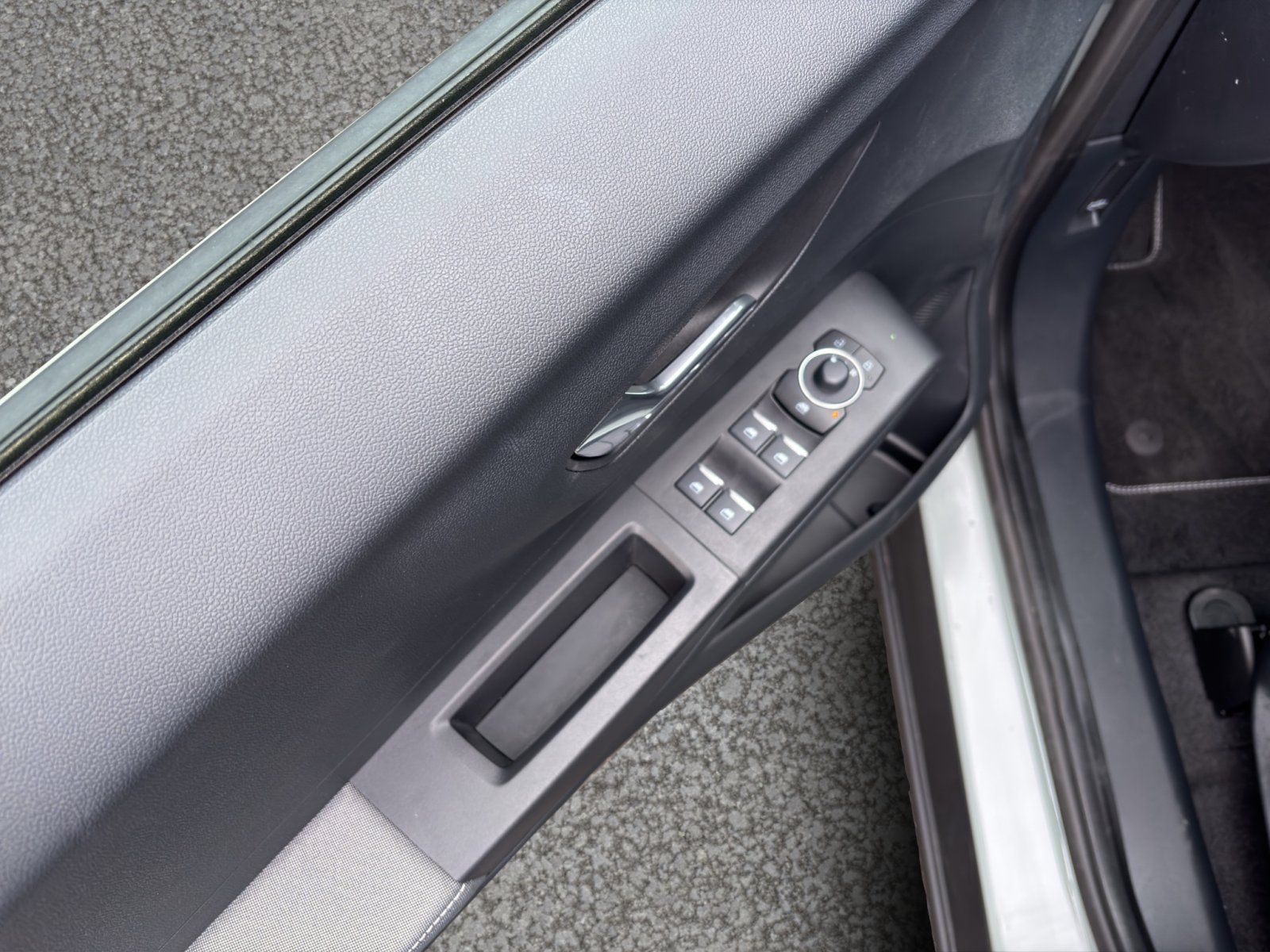 Fahrzeugabbildung Ford Tourneo Courier eMotor BEV Titanium